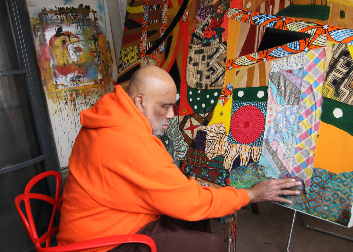 Photo of Danny Simmons working with art medium